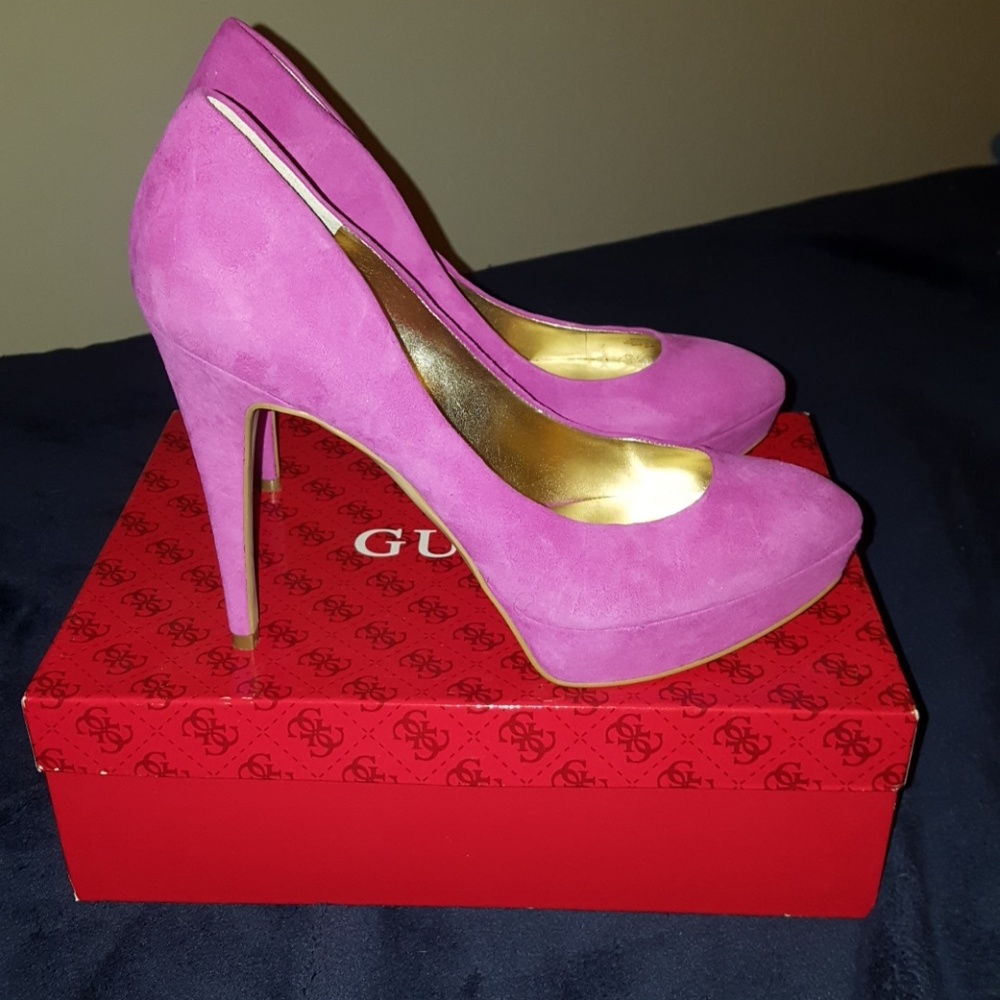 GUESS Gwosten dark pink suede platform pumps